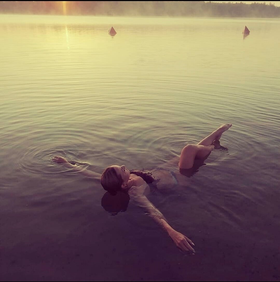 Слушай, Маленькая капля,  Откажись от себя без сожаления. 
И взамен обрети океан.... Окажи себе эту честь. 
И в объятиях моря ты найдешь свой покой!