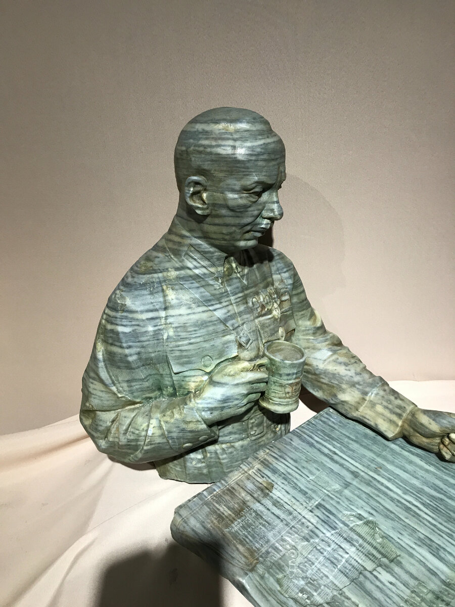 Такой себе положительный дядька с кружкой чая.