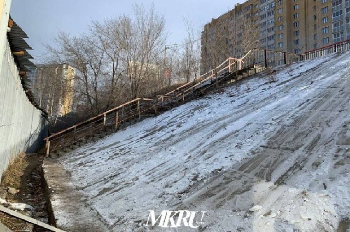    Лестницу с отремонтированного моста на Богомягкова в Чите не починили