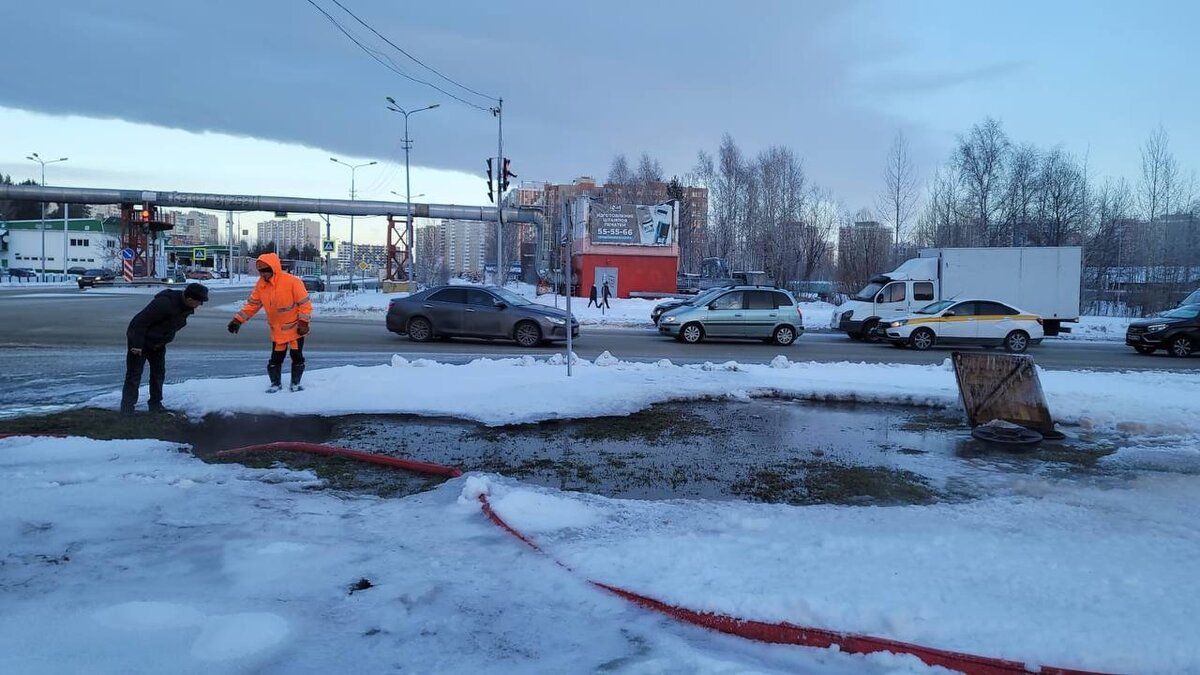    В Сургуте на Пролетарском проспекте лопнул пожарный гидрант