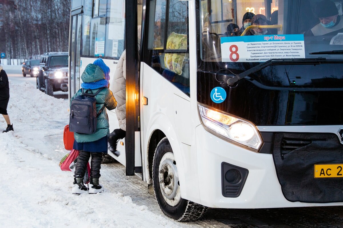    В Сургуте ребенку зажало голову дверью автобуса