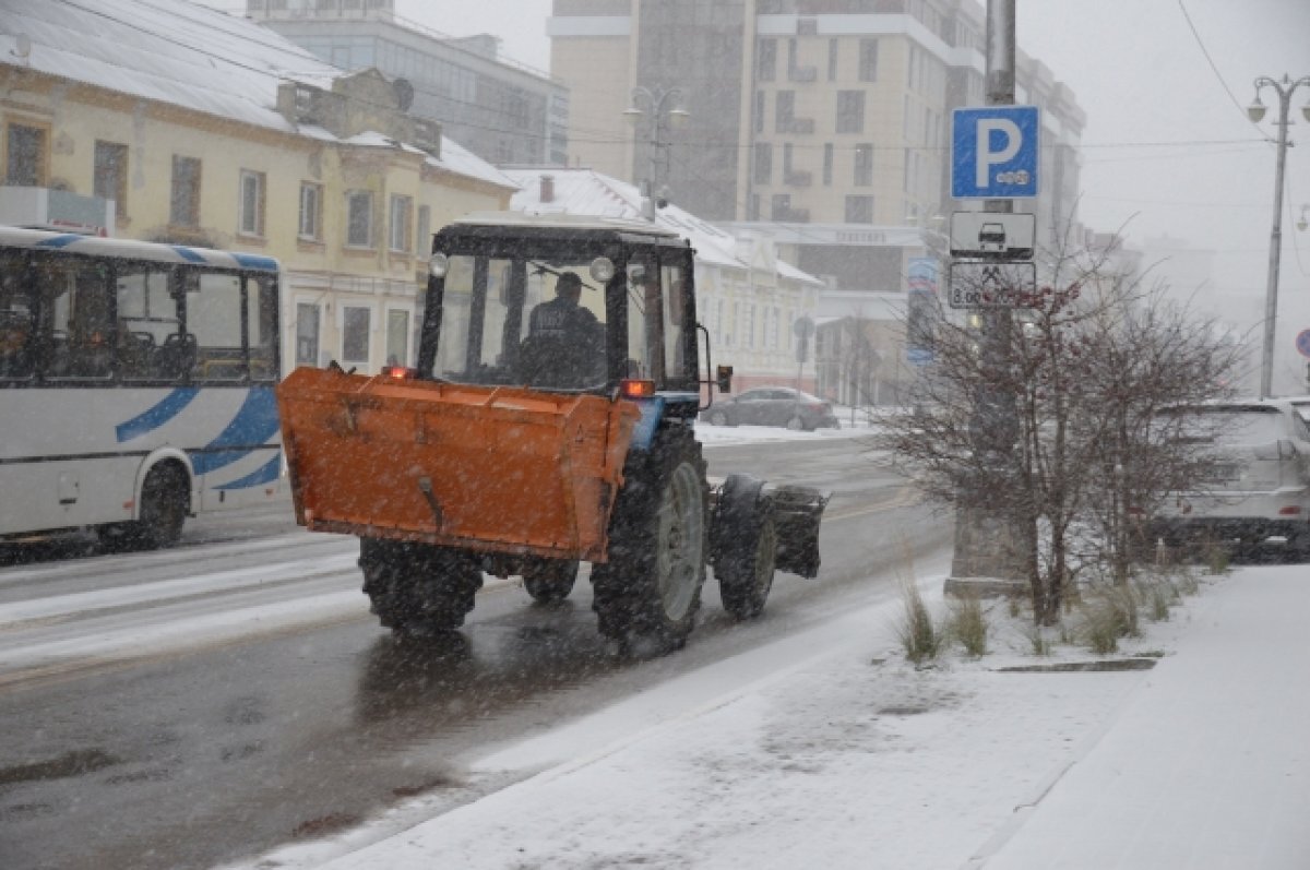    В первый день зимы улицы Белгорода от снега расчищают более 800 рабочих