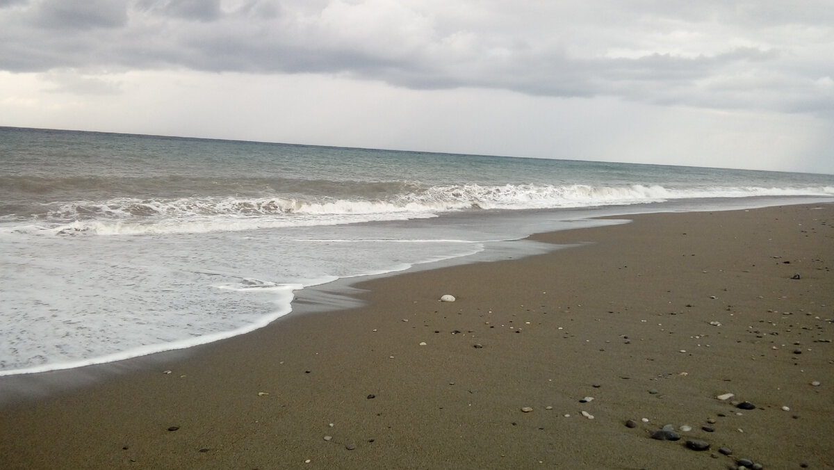 наш пляж после небольшого шторма,обычно он галечный.