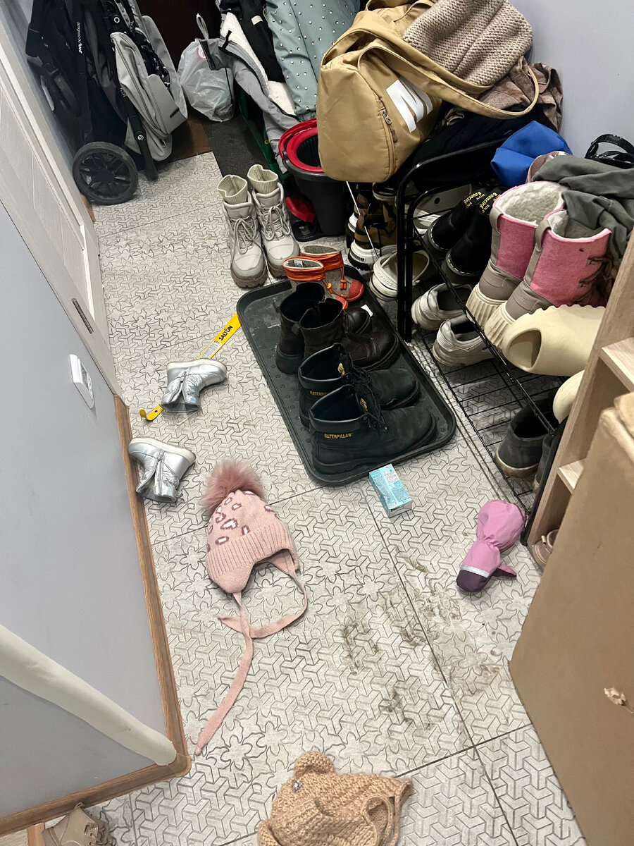 Прихожая. От коричневой грязи и пустой упаковки меня аж дрожь по телу пробрала.