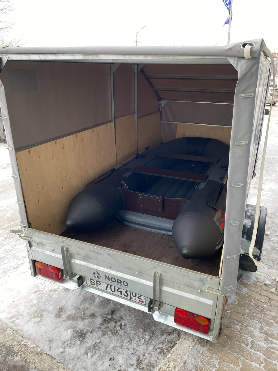 Лодка Таймень NX 2800 НДНД в прицепе размером 300*150 см.