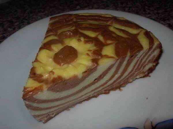 Понадобится:- 1 кг. творога- 6 шт. яиц- 1 стакан сахара- 100 мл. сливок 10%- 100 гр. тёмного шоколада- 4 ст.л. (с горкой) картофельного крахмалаПриготовление:1. Нагреть на плите сливки до состояния, когда они готовы закипеть. Огонь выключить и распустить в сливках кусочки шоколада.Хорошенько размешать.2. Творог смешать с яйцами и сахаром (миксером или в блендере),получившуюся массу разделить пополам.В каждую часть добавить по 2 ст.л. крахмала. В одну часть добавить шоколадную смесь,хорошо помешать.3. Форму для запекания смазать сливочным маслом.Выкладывать как пирог,,Зебра,,.4. Разогрейте предварительно духовку до 180 градусов,поместите форму на средний уровень на решётку и запекайте 50-60 минут ( у меня минут 40 ушло)(в процессе приготовления духовку не открывать). Оставить блюдо в духовке на 30 минут (не открывать).