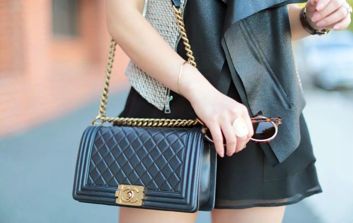 красная женская сумка в руке. к чему снится новая сумка. сумка из бязи 140 гр. сумка chanel boy 2020. к чему снится женская сумка.