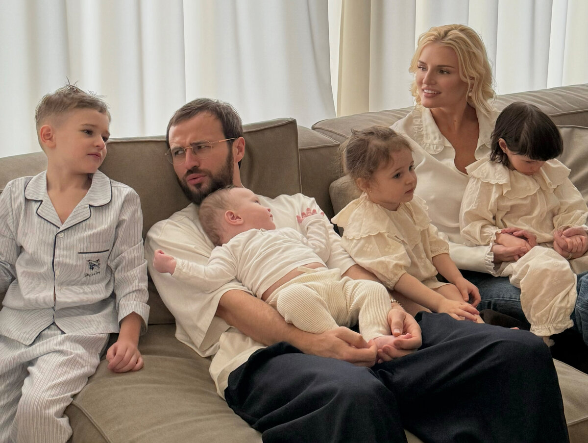 На фото: Михаил Гребенюк с семьей 