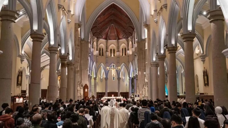 Заупокойная месса по покойному Папе Римскому Бенедикту XVI в католическом соборе Непорочного Зачатия в Гонконге 4 января 2023 года. (Anthony Kwan/Getty Images)