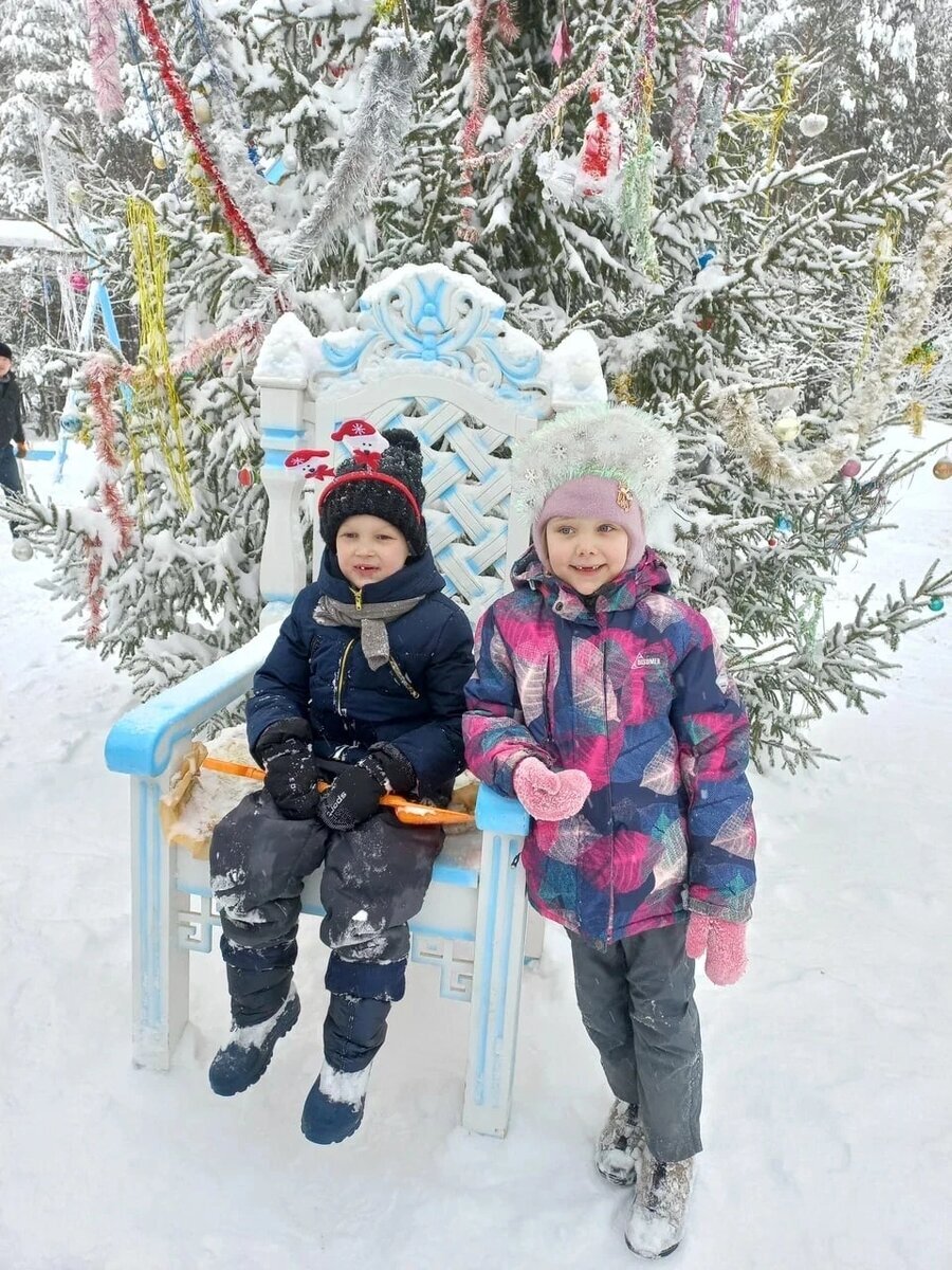 1 автор Светлана Аг.  Высылаю фото внучки с кузеном, в прошлом году они побывали в гостях у марийского Деда Мороза Йӱштӧ Кугыза. Там у них состоялось увлекательное путешествие по Сказочной тропе «Йӱштӧ кугызан юзо корныжо»
встретились с Хозяином леса (Чодыра оза), с Травницей (Эмлызе), со злыми духами Вувер, Овда, Киямат ӱдыр, Охотником (Сонарзе), Медведем (Маска).
