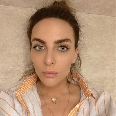     Екатерина Варнава села на шпагат на сцене в Челябинске