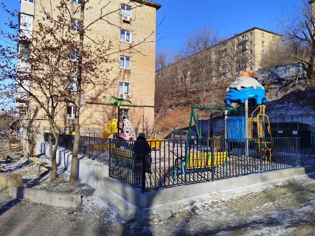 Новая детская площадка у Кузнецова, 66а во Владивостоке