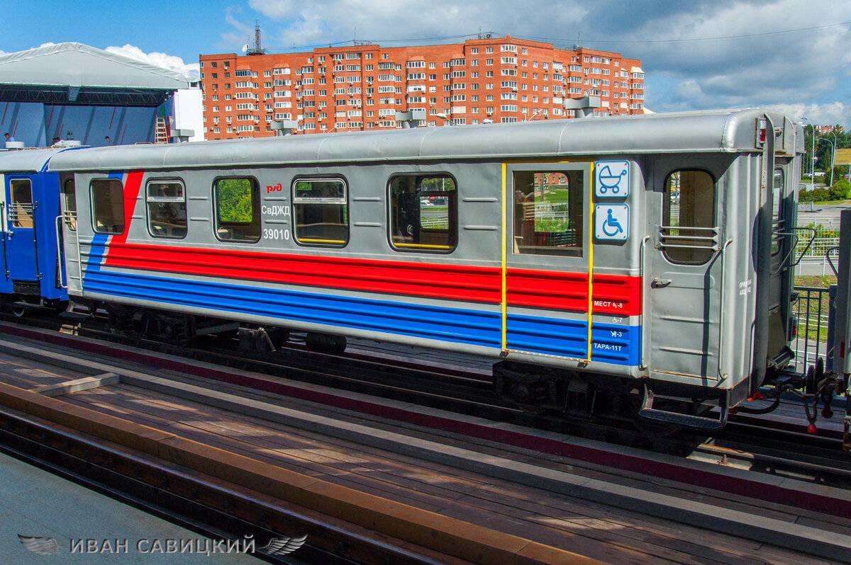 Пассажирский вагон с входом для инвалидов и матерей с колясками, очень даже гуманно!