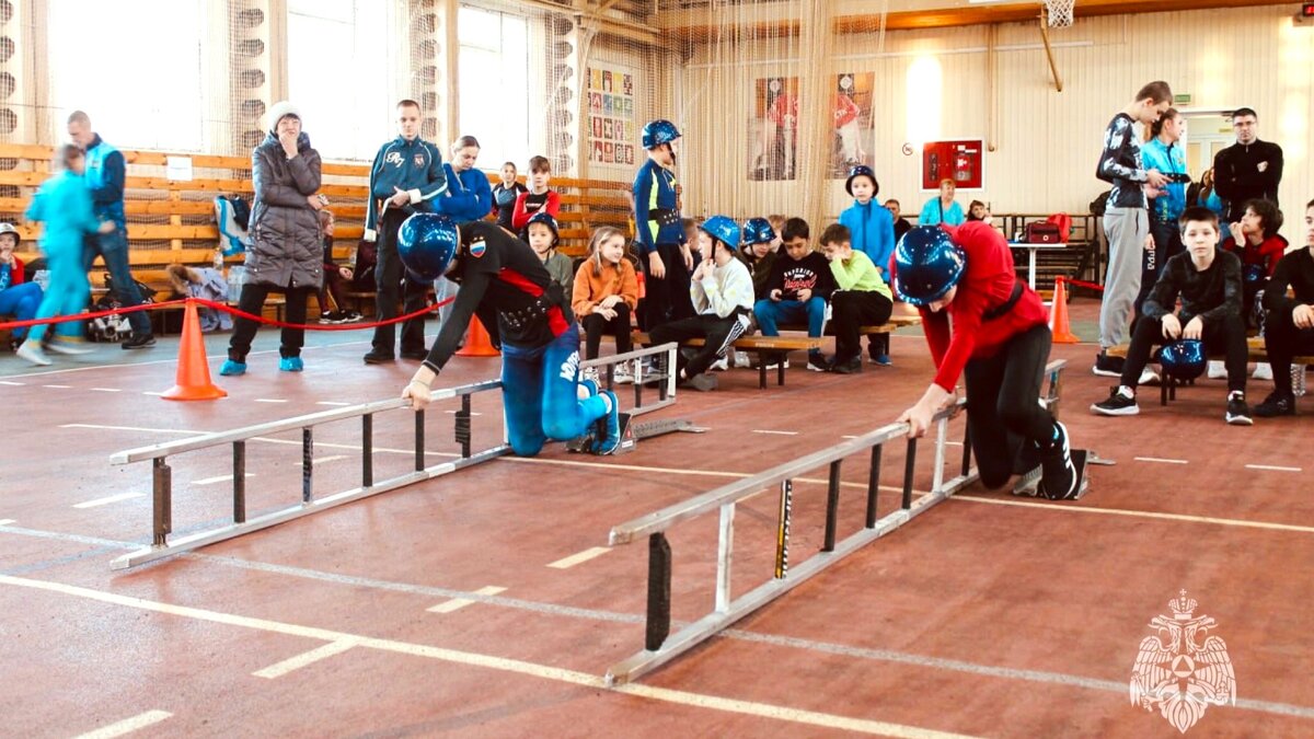    Юные пожарные соревновались на полосе препятствий в Сургуте
