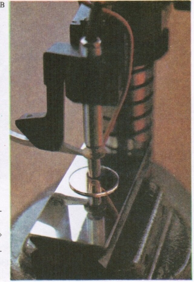 Различная измерительная техника дает разную степень точности. Точность лабораторного самописца (А, внизу) не выше 1 : 100. Аналитические весы (Б) обеспечивают точность 1 : 10⁶, а счетчик частоты (А, вверху)-1 : 10⁸. Оба последних прибора имеют индикаторы, с которых можно считывать показания. Откалибровать с такой точностью измерительный прибор со стрелкой невозможно. Прибор В измеряет малые расстояния по изменению потока воздуха и узком зазоре между пластинами; его точность 1 : 10⁹ - почти предельная для современного уровня развития техники (лазерный измеритель расстояний работает с точностью почти 1 : 10¹¹). Точность микрометра в 10 млн. раз меньше.
