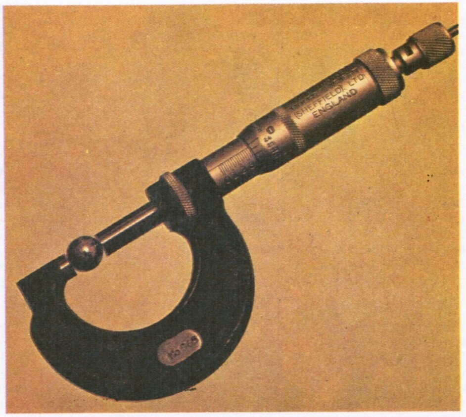 Микрометр позволяет измерять размеры небольших предметов с точностью до 1 : 10 000. Этого вполне достаточно для современной техники, но есть немало способов, обеспечивающих гораздо большую точность.

