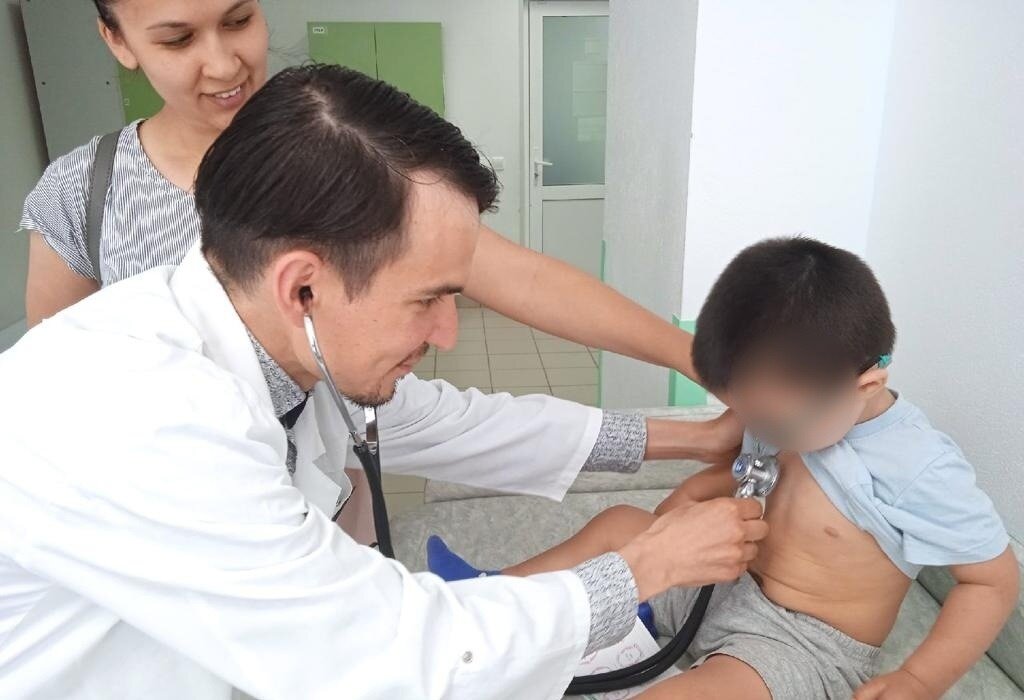Педиатр Наиль Рагун ведет прием в поликлинике