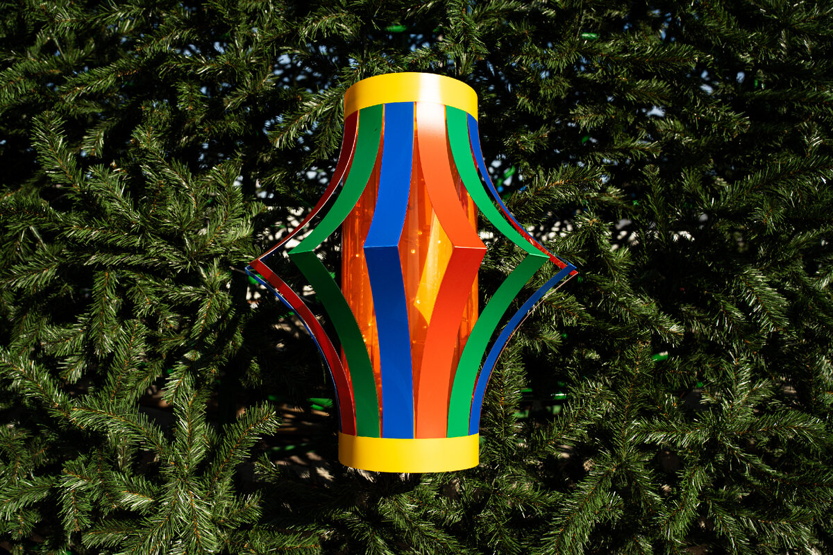 Игрушки на ёлке должны быть хорошо видны