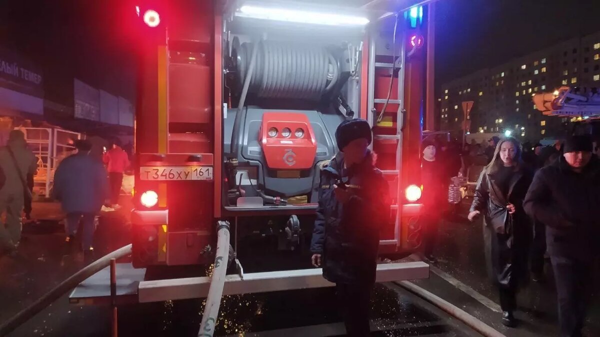     В Ростове масштабный пожар охватил четыре тысячи квадратов площади на рынке «Темерник», работы по ликвидации огня продолжались более девяти часов, репортаж с места событий вел корреспондент издания RostovGazeta.