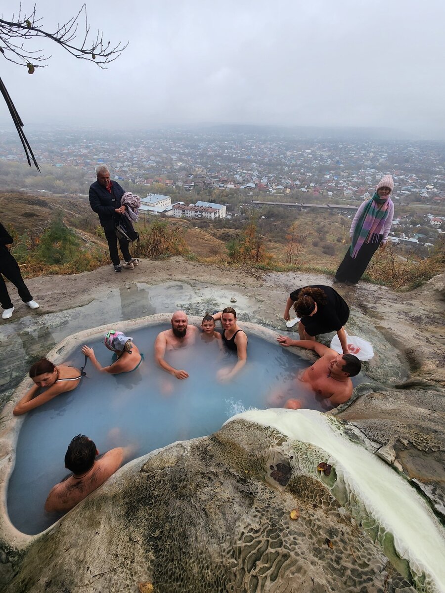 Все  вы видели эти инста-фотки в тугими девочками в белоснежных травертинах с  голубой водичкой на фоне Пятигорска, простирающегося где-то внизу. Вот и  я видел.-2