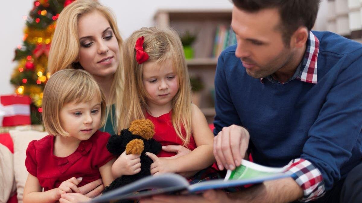    Отец читает книжку дочкам:Freepik