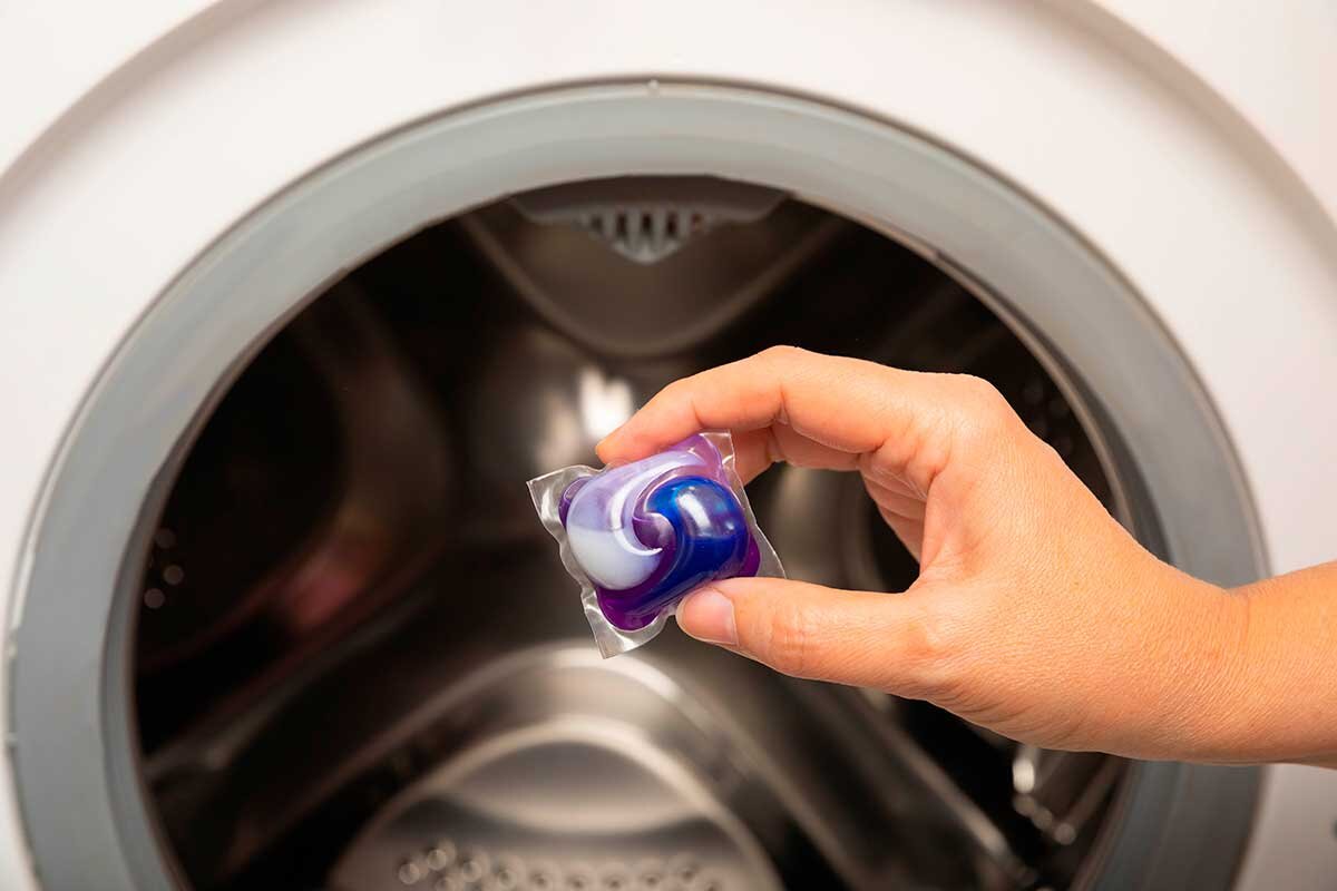 Куда класть капсулу в стиральной машине. Порошок для стирки в стиральной машине. Капсулы для стиральной машины. Капсула для стирки нижнего белья капля. Порошок для стирки в стиральной машине.