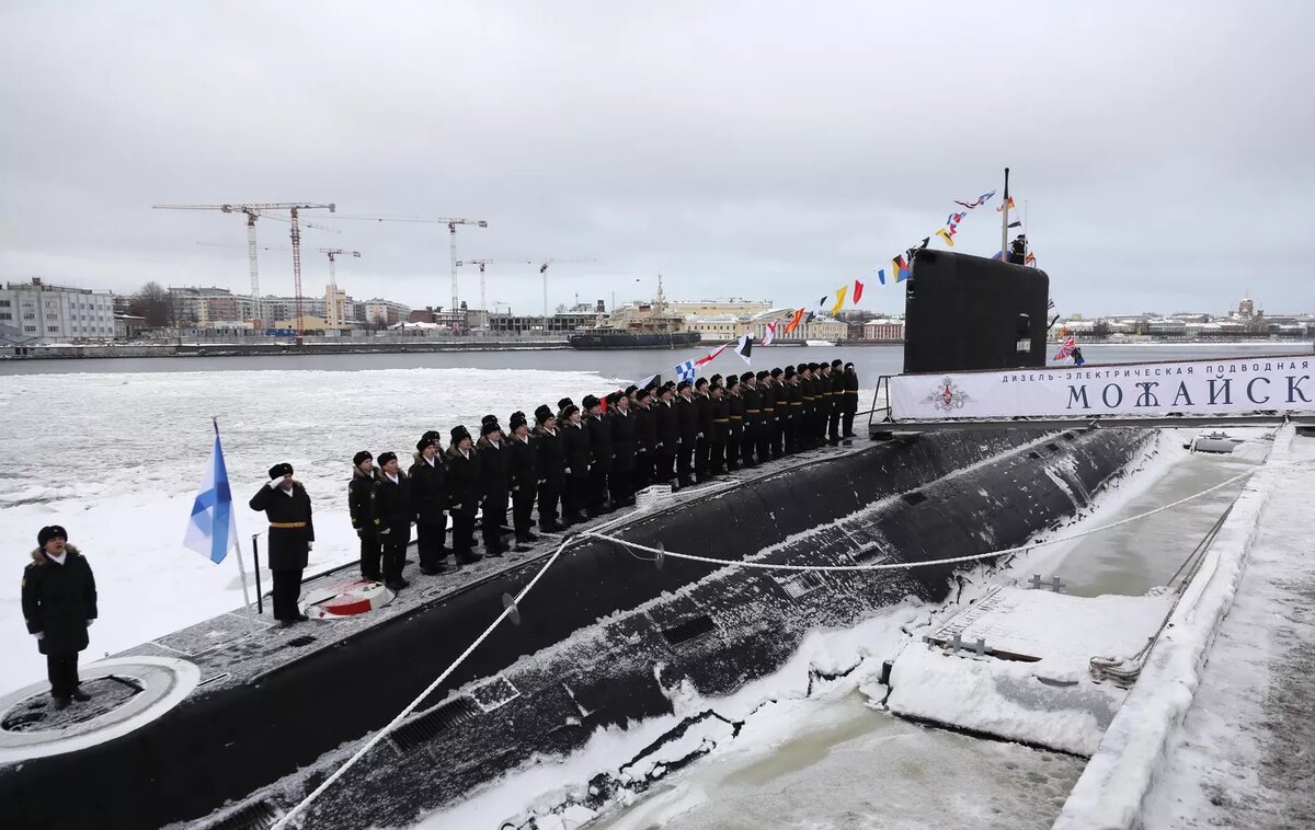 Военнослужащий на торжественной церемонии поднятия Военно-морского флага РФ на большой дизель-электрической подводной лодке "Можайск" (проект 636) в Санкт-Петербурге