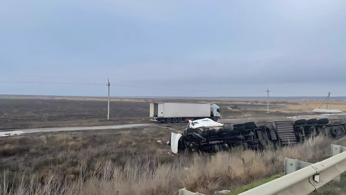     Женщина за рулем Chevrolet Lanos вылетела на встречку в Городищенском районе и протаранила фуру с яблоками. Последняя, уходя от удара, улетела в кювет.