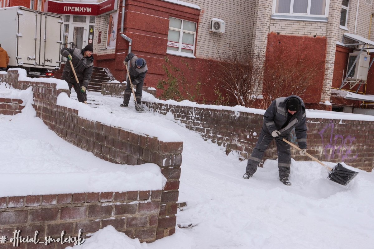    В Смоленске коммунальщики продолжают работать в усиленном режиме