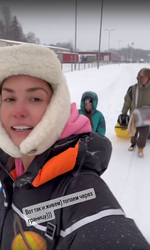 Агата Муцениеце с детьми. Кадр из видео соцсети