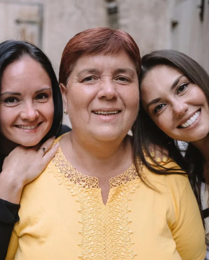 Агата Муцениеце с матерью Нонной Николаевной и сестрой Сантой. Соцсеть Агаты Муцениеце