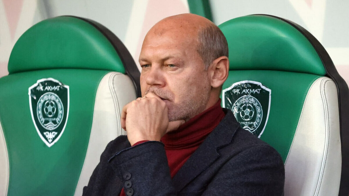 Хитрый план зреет у Ромашенки в голове, но обратите внимание на левую наклеечку - держится на честном слове, как и Ромащенко в "Ахмате"