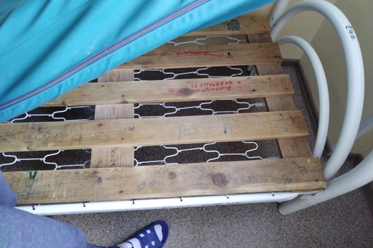    В социальных сетях родители делятся фотографиями исколотых детских рук и кроватей, которые больше напоминают тюремные нары.