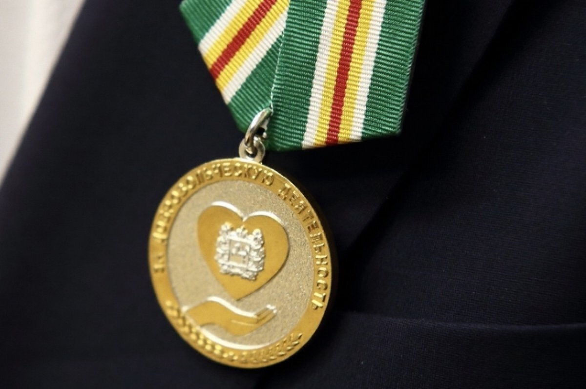    Владимир Мазур вручил медали томским волонтерам