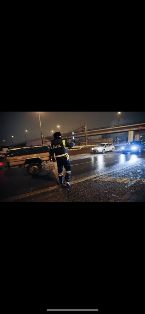 Водителей предупредили о рейдах ГИБДД «Зимняя резина» по всей России
Сегодня, 1 декабря, наступила календарная зима, это значит, что использование автомобиля с резиной не по сезону категорически запрещено. Соответствующий перечень вступил в силу в сентябре текущего года, за нарушение автовладельцам грозит штраф в размере 500 рублей.

Требования к сезонности шин регламентирует часть 1 статьи 12.5 Кодекса об административных правонарушениях Российской Федерации. ГИБДД начиная с 1 декабря 2023 года объявляет рейды «Зимняя резина». Речь идет о том, что на дорогах в разных регионах страны инспекторы ДПС будут обращать особое внимание на наличие зимней резины у автомобилей.