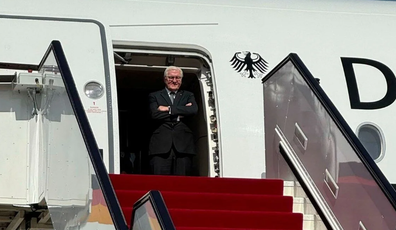 Президент Германии ожидает на жаре