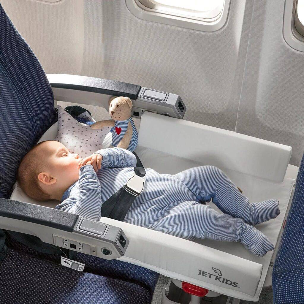 JETKIDS чемодан-кроватка. S7 люлька для новорожденных в самолете. Flydubai люлька для новорожденных. Люлька в самолете с7.