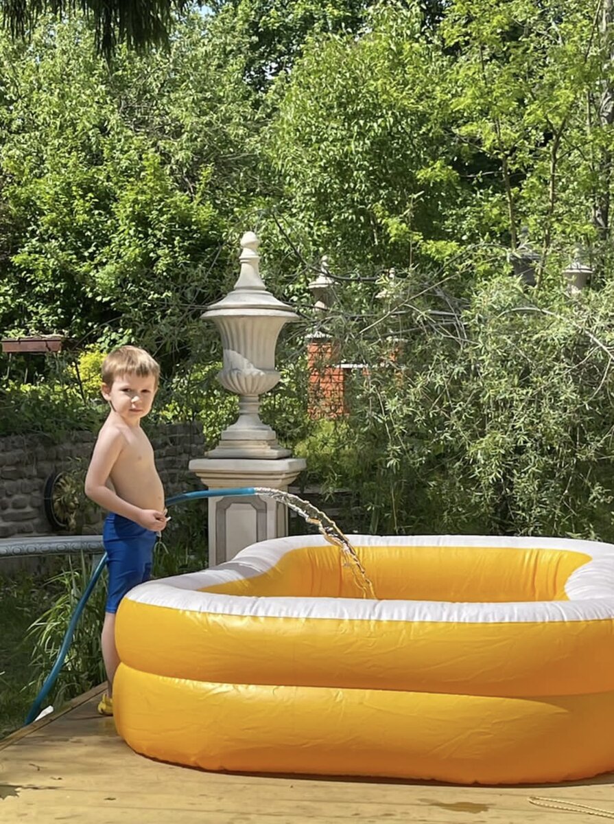 Эконом-бассейн. Уровень беспородного дворового «тузика». На один сезон (и хорошо, если на один, а не на «треть)». Но мальчик (мой внук) на фото имеет все шансы стать в будущем атлетичным украшением бассейна «вип-класса» - если, конечно, не будет «учиться, учиться и еще раз учиться», а только «качаться, качаться и  качаться». 