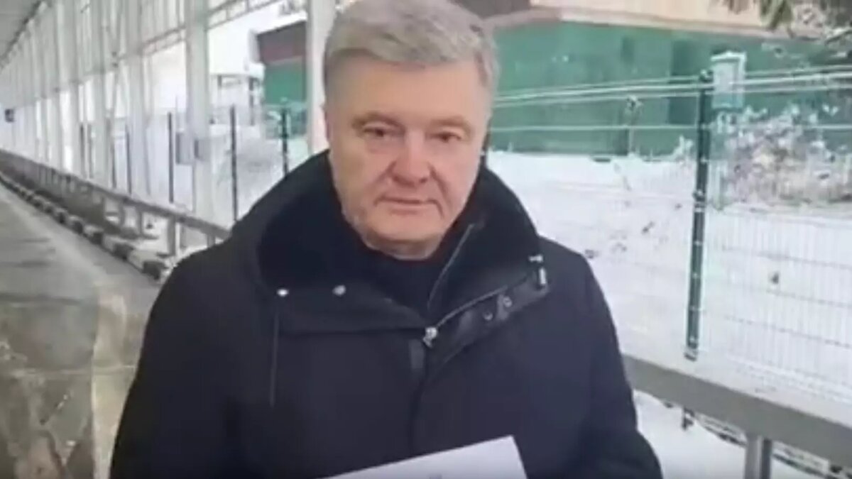     Украинские пограничники не пропустили экс-президента Украины Петра Порошенко (на фото) через границу. У него были запланированы встречи в Польше и США. При себе у него было разрешение на выезд, подписанное спикером Верховной Рады Украины Русланом Стефанчуком.