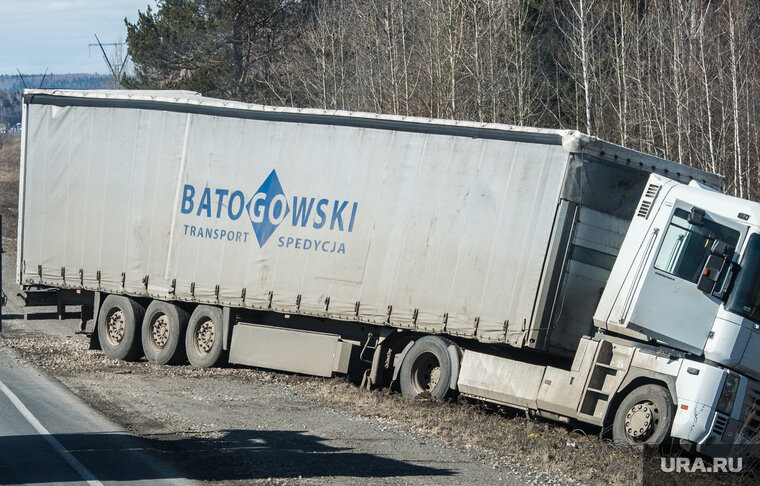    Челябинцы погибли под фурой, после того как глава семьи выехал на встречную полосу