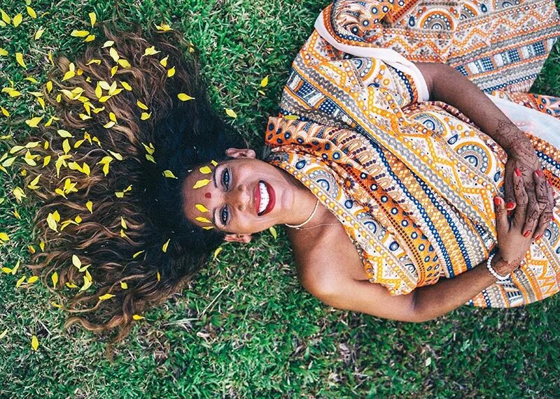 Сари оборачивают вокруг тела, тем самым создавая простой и красивый наряд