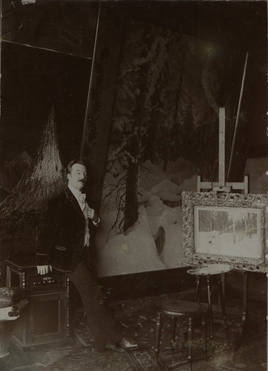    Владимир Вучичевич-Сибирский в своей мастерской. Фото - архив Крапивинского районного краеведческого музея.