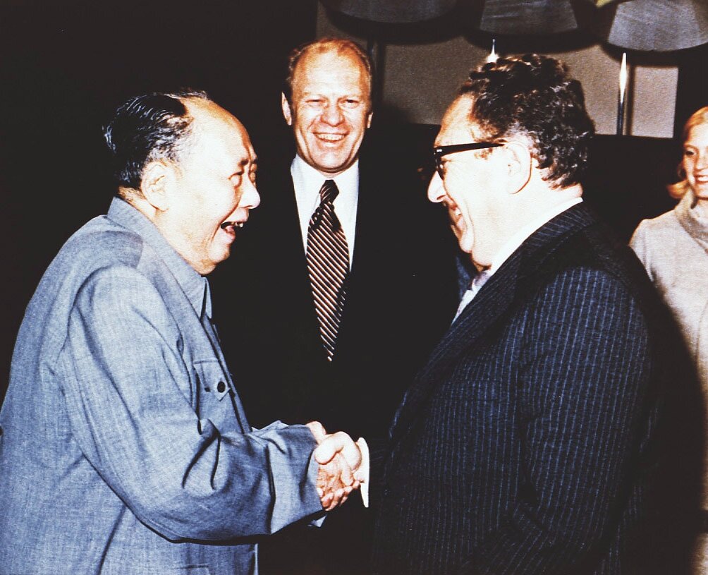 Мао Цзедун и Генри Киссинджер, 1975 год. Источник изображения wikimedia commons.