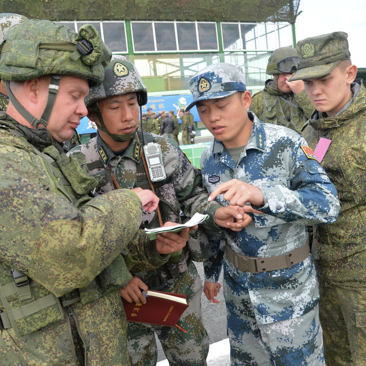 Фотография россия демонстрирует свою военную мощь в крыму. Служба в армии призыв. Флаги европейских стран. Служба в нескольких странах. Междунородные отношение.