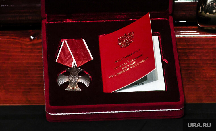    Орден Мужества лейтенанта Барышникова был передан родителям героя