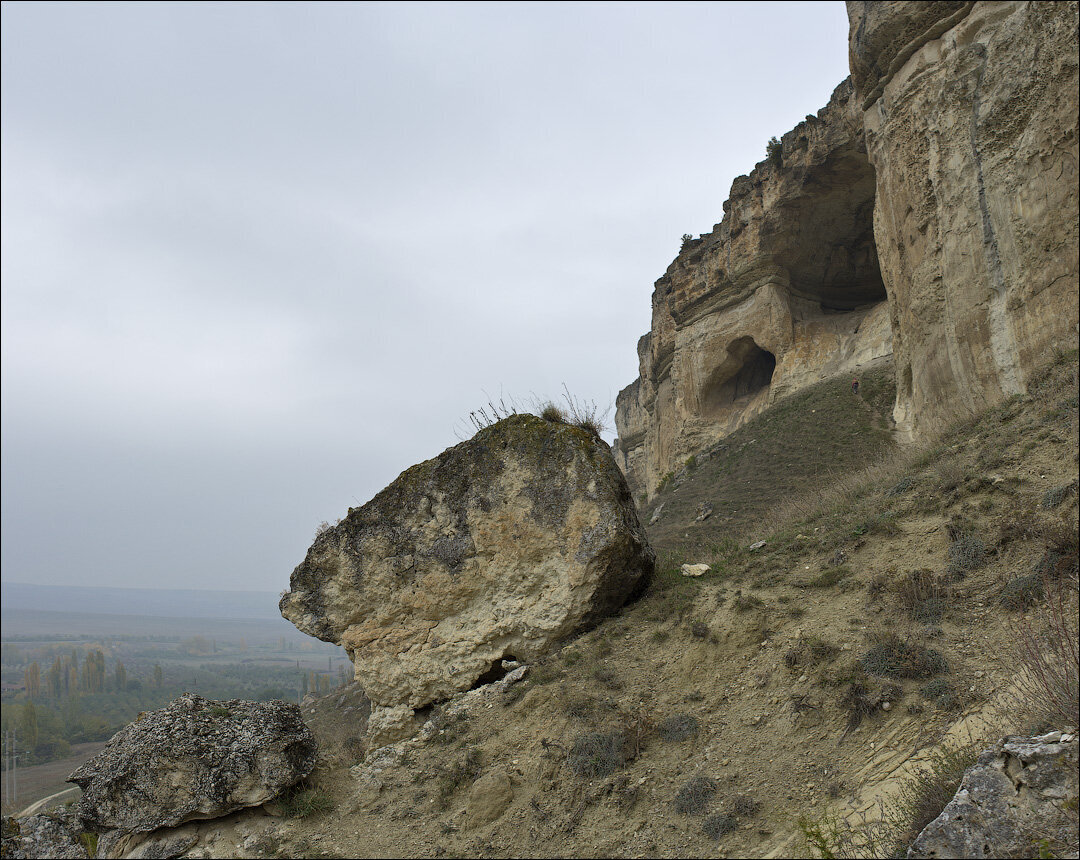 Черные камни белая скала где. Белая скала грот. Белый камень пещера Прокопьевск. Каменные рыбы у белой скалы. Самара грот в бизи скалы белый камень.