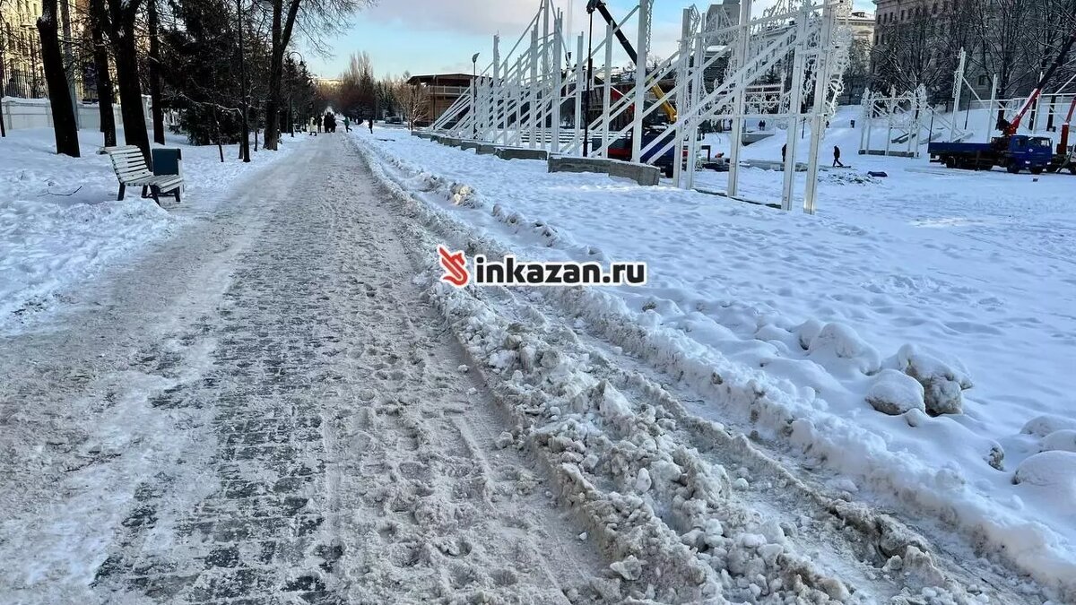     Казанцы пожаловались на невозможность прогулок по дорожкам вдоль парка «Черное озеро». Кадры превратившегося в каток тротуара появились в распоряжении Inkazan.