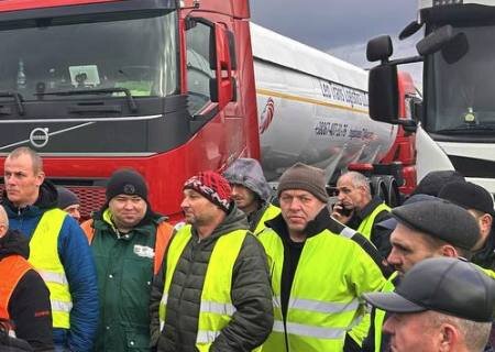    Украинские дальнобойщики обвиняют в блокировании границы власти Польши, а не перевозчиков