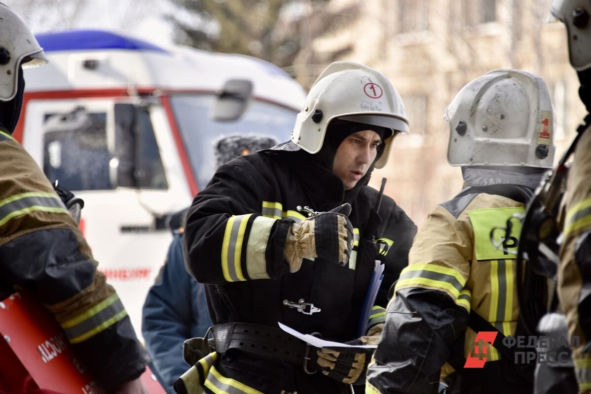Пожарные ликвидируют возгорание на рынке.  Фото: ФедералПресс / Полина Зиновьева