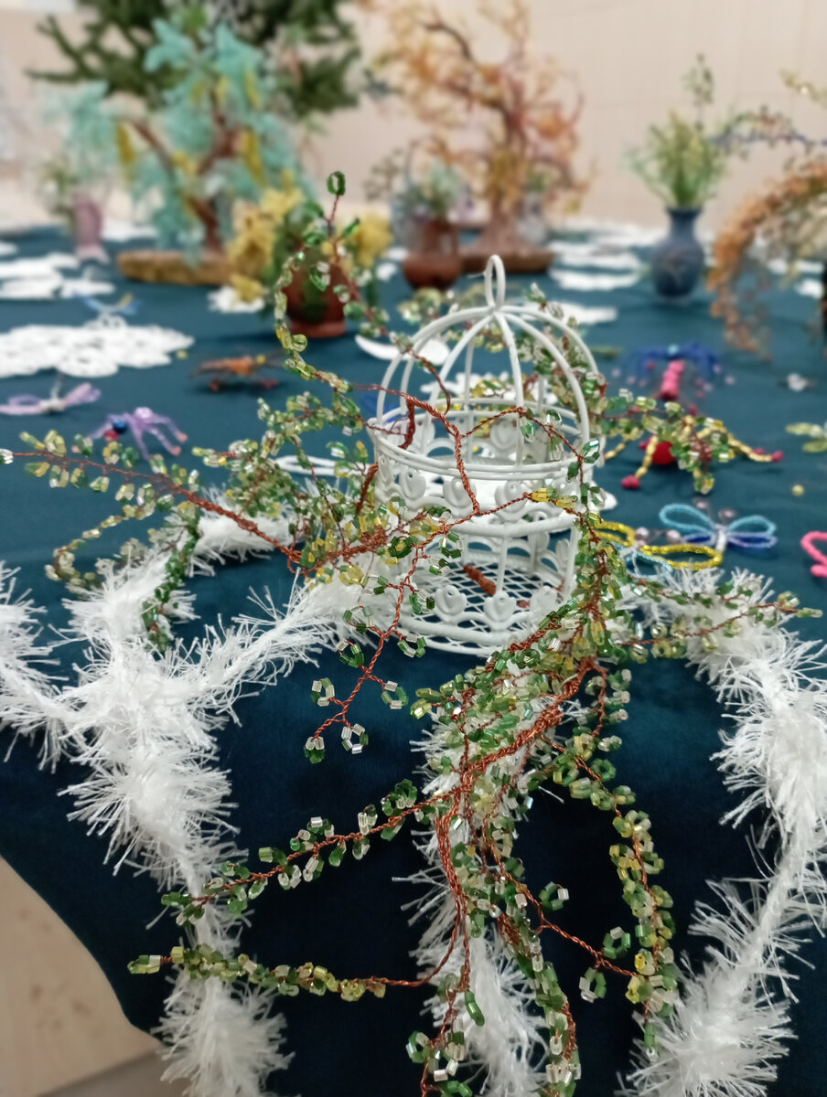 Просто для обложки. Работа учеников кружка по бисероплетению в школе.